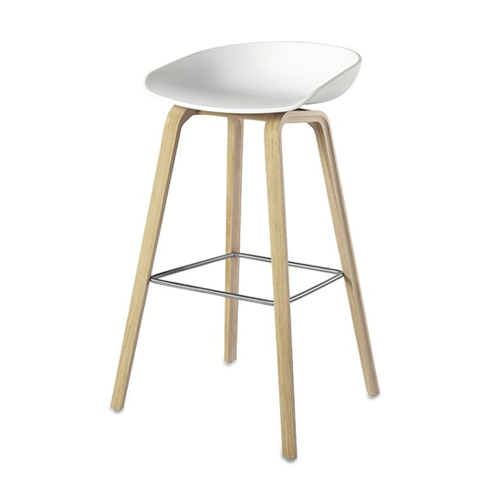 Billede af AAS32 Stool Oak Soap Low White shell w. stainless steel footrest H64/75