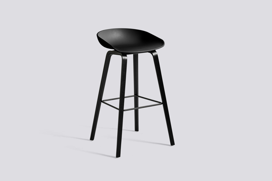 Billede af AAS32 Stool Oak Black High Black shell w. black footrest H74/85