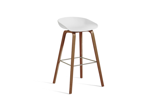 Billede af AAS32 Stool High walnut white shell w. stainless steel footrest H74/85