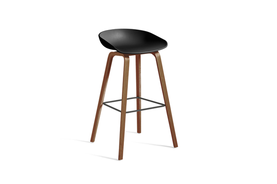 Billede af AAS32 Stool High walnut black shell w. stainless steel footrest H74/85